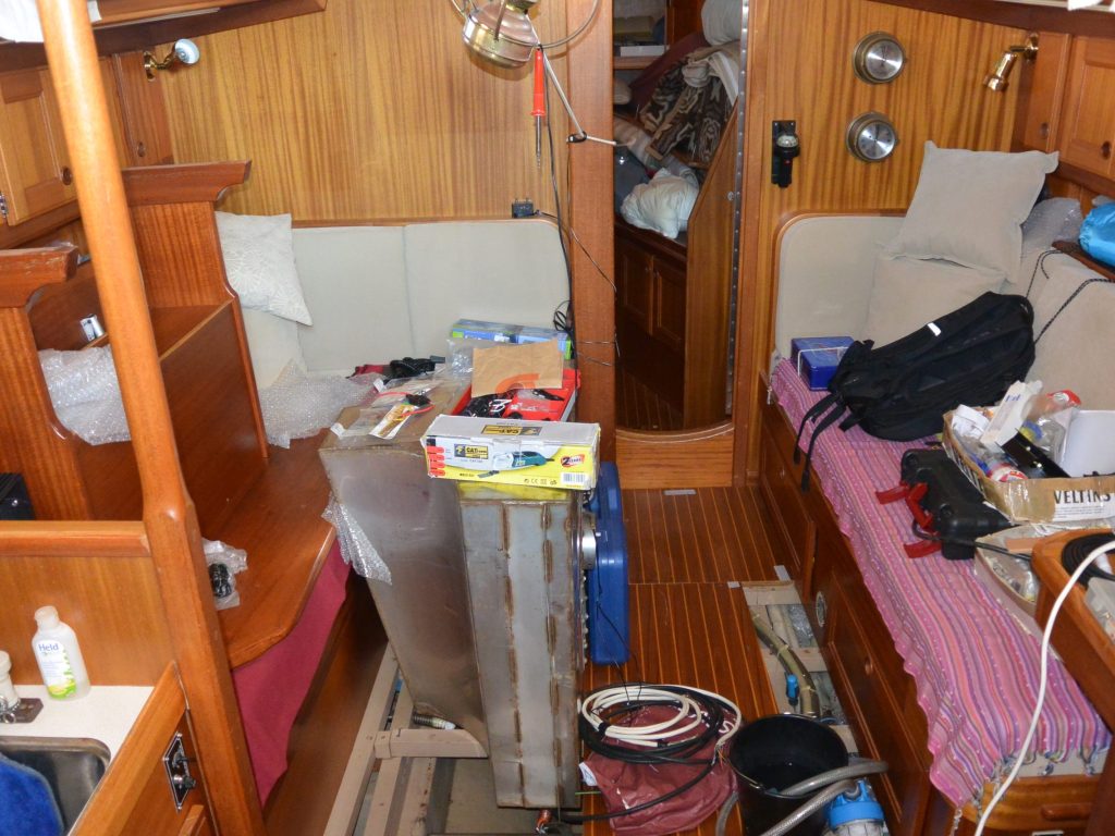 DSC_3427 Der ausgebaute Wassertank mit Lochfrass