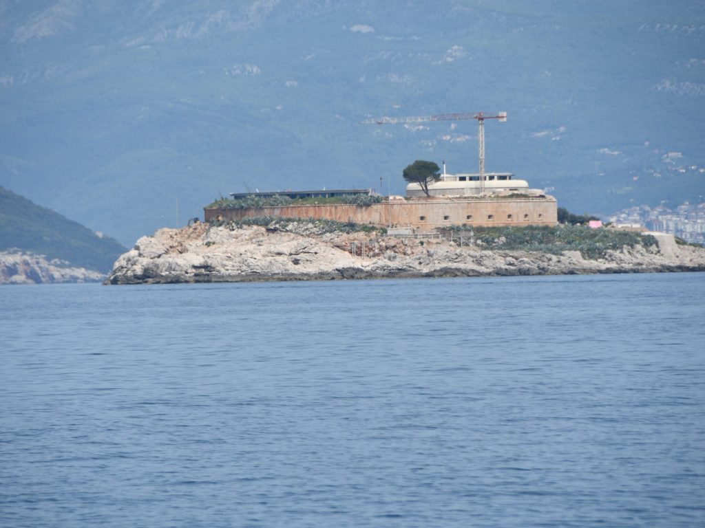 Montenegro Bay Einfahrt mit Festung